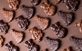a table topped with lots of different types of cookies