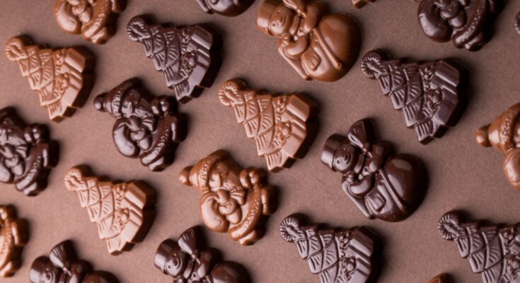 a table topped with lots of different types of cookies